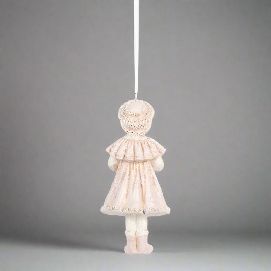 HERITAGE pink téli kislány karácsonyfadísz hátulról, klasszikus vintage ruházatban.