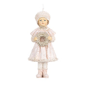 Közelkép a HERITAGE pink téli kislány karácsonyfadíszről, részletesen kidolgozott koszorúval.