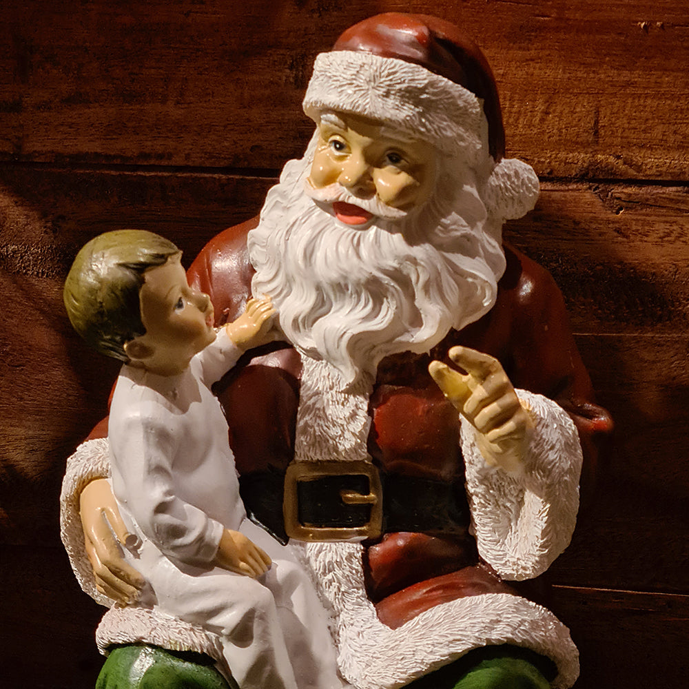 Vintage stílusú Mikulás figura ölében ülő kisfiúval