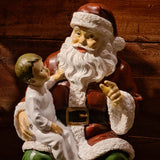 Vintage stílusú Mikulás figura ölében ülő kisfiúval