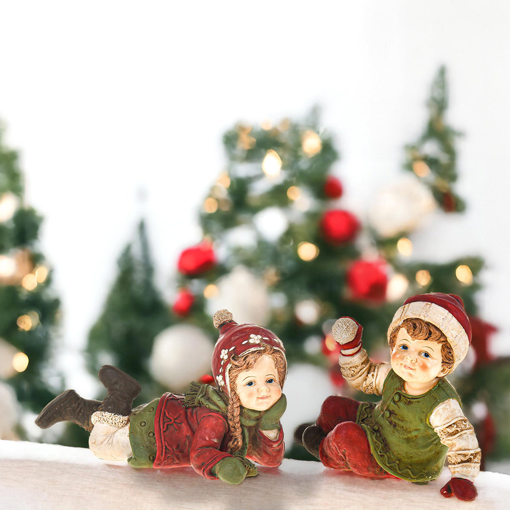 HERITAGE karácsonyi kisfiú és kislány figura ünnepi háttérrel, vintage karácsonyi dekorációban.