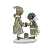 Heritage zöld karácsonyi gyerek figura hátulnézet hó talapzaton