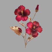 Fényes aranyszínű szárú és levelű, bíbor színárnyalatú mű hibiszkusz virág .