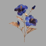 Fényes aranyszínű szárú és levelű, kék színárnyalatú mű hibiszkusz virág.