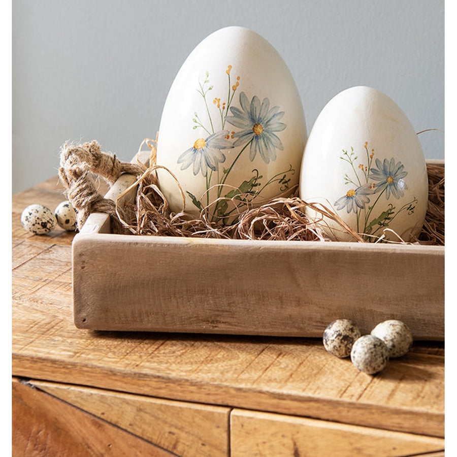 Mezei virágokkal díszíttetett húsvéti kerámia tojás.