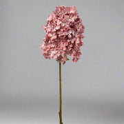 Teljes hosszában ábrázolt mű hortenzia ág fáradt pink színben, semleges háttérrel