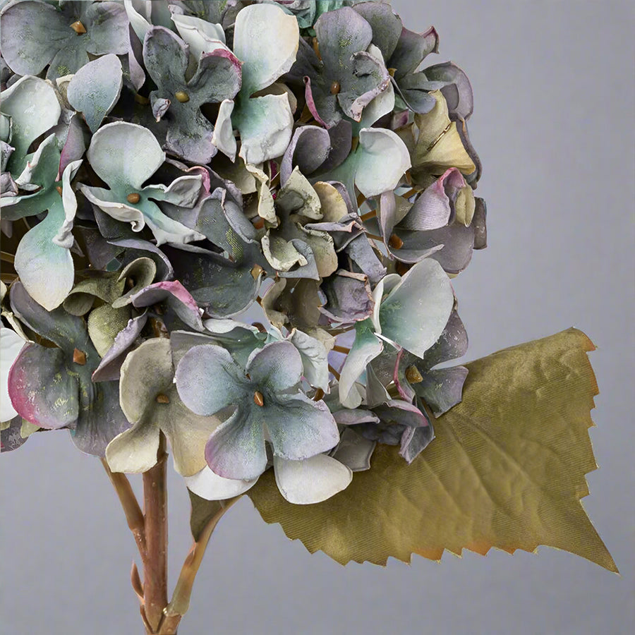 Fáradtkék színű mű hortenzia ág.