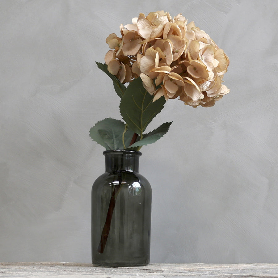 Vázában elhelyezett fáradt púder színű mű hortenzia