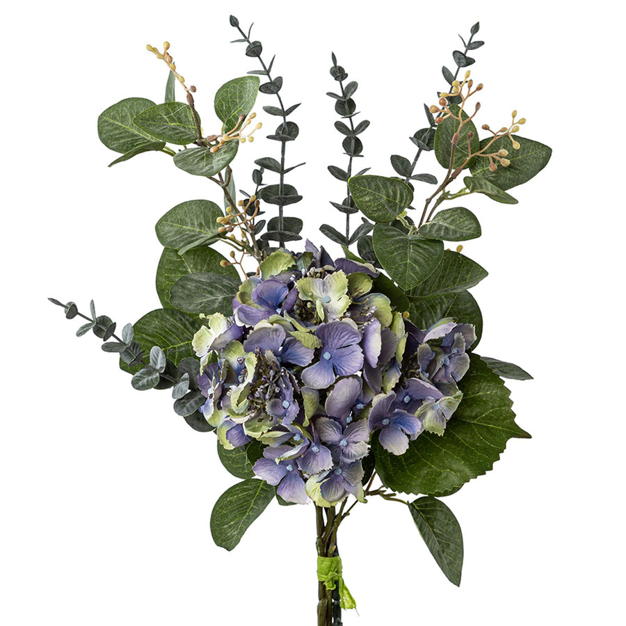 Kék-zöld árnyalatú, mű hortenziából és eukaliptusz levelekből álló csokor, 56 cm magas, fehér háttéren.