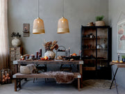 Hangulatos enteriőr rusztikus étkezőasztallal és mokkaszínű hortenzia dekorációval.