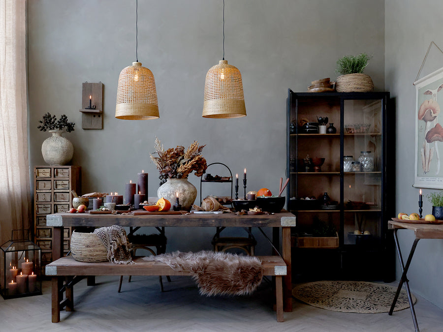 Hangulatos enteriőr rusztikus étkezőasztallal és mokkaszínű hortenzia dekorációval.