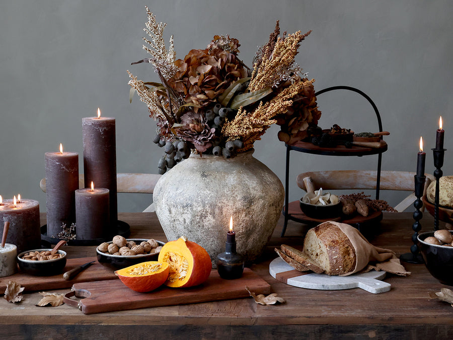 Őszi hangulatú asztali dekorációs kompozíció, amelyben mokkaszínű hortenziaág is szerepel.
