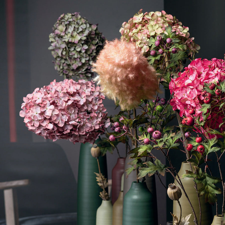 Hortenzia művirág elrendezés kreatív enteriőrben különböző virágágakkal és zöld vázákkal