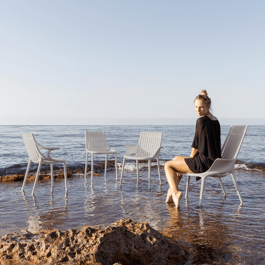 Fehér design műanyag székek tengerparton.