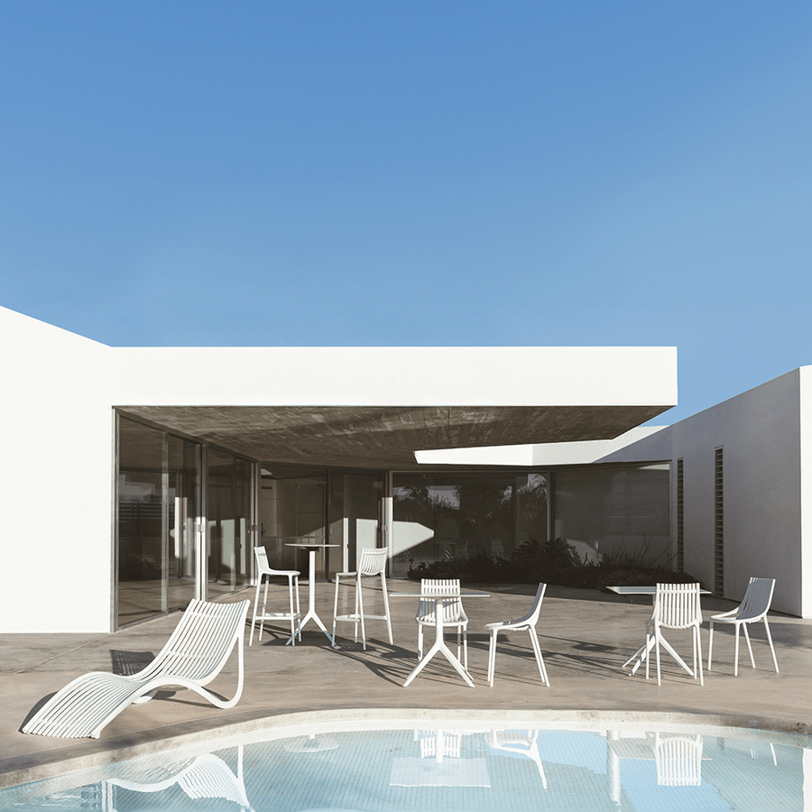 Design kerti bútorok medence partján.