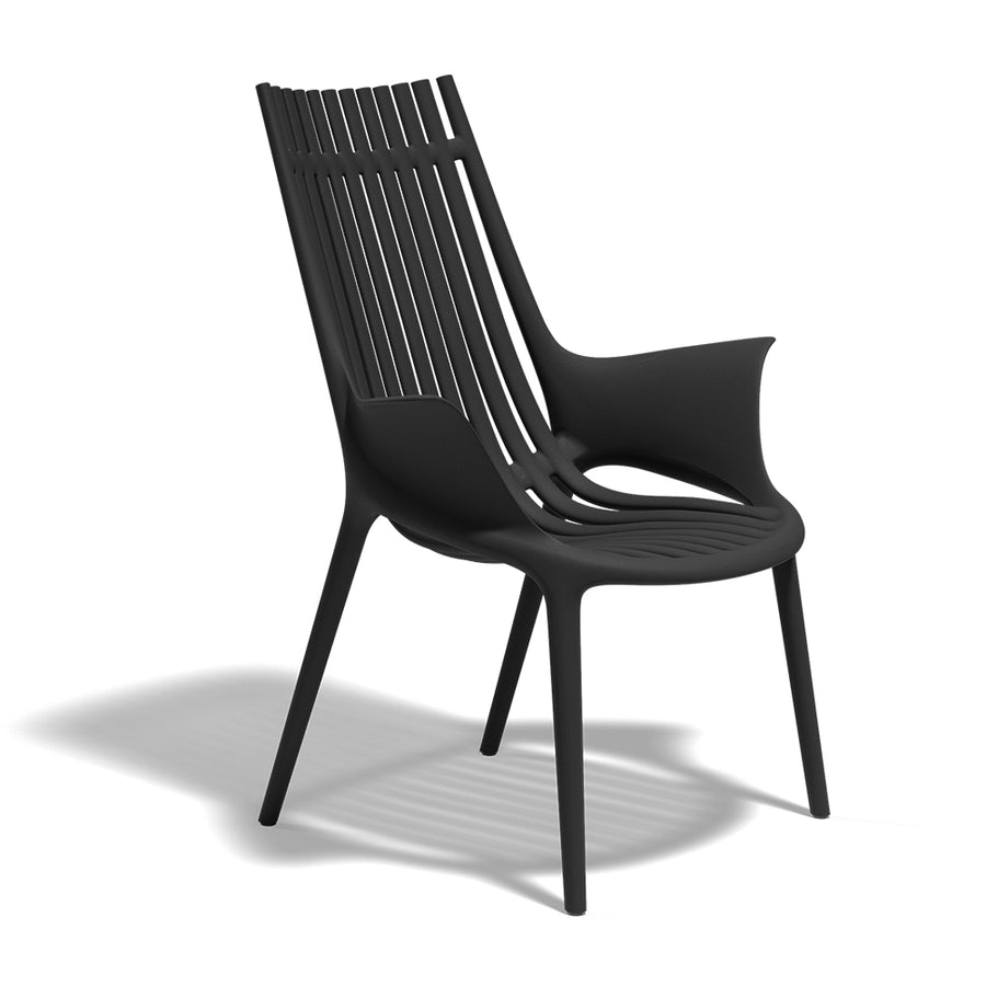 Fekete színű, műanyag design pihenő kerti karosszék.