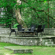 Fekete színű, műanyag design pihenő kerti karosszék.