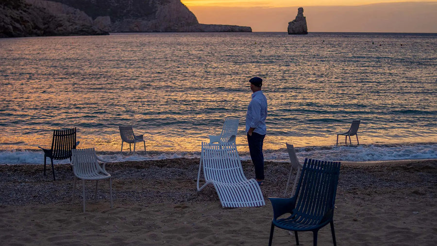 Design műanyag székek tengerparton.