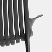 Fekete színű, műanyag design pihenő kerti karosszék.