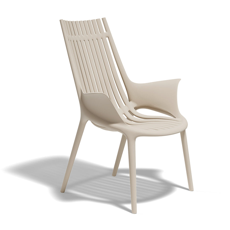 Ekrü színű, műanyag design pihenő kerti karosszék.