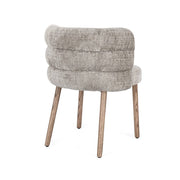 Hátsó nézet az ILMA világos szürke székről, íves, párnázott háttámlával és fa lábakkal.