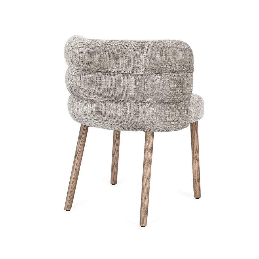 Hátsó nézet az ILMA világos szürke székről, íves, párnázott háttámlával és fa lábakkal.