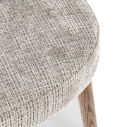 Közelkép az ILMA szék ülőfelületének textúrájáról, világos szürke szövetkárpittal.