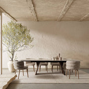 Étkező enteriőr ILMA világos szürke székekkel, fa étkezőasztal körül.