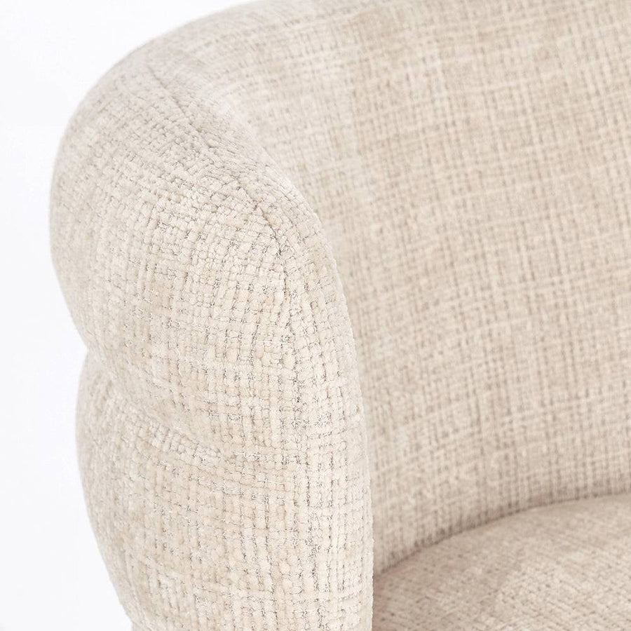 ILMA szék krémszínű textil kárpitjának közeli részlete.