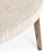 ILMA szék ülőfelületének és fa lábának részletfotója.