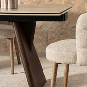 ILMA székek modern étkezőben, részlet a fa asztallábbal.