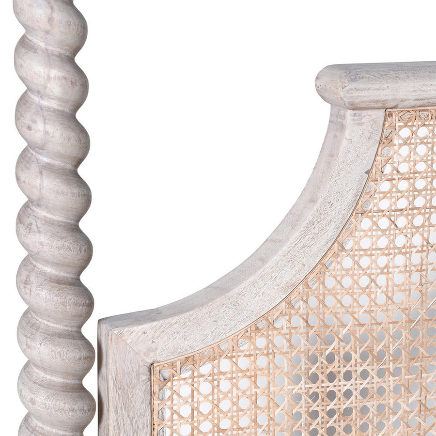 Csavart oszlopos,nádszövetbetétes fejámlával kialakított, kézműves franciaágy.