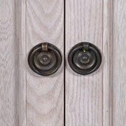 Imperial tölgyfa tálaló bronz hatású, kör alakú fogantyúinak részletfotója.