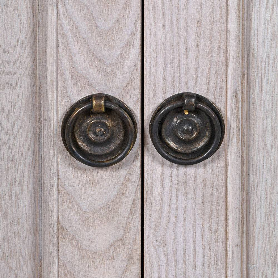 Imperial tölgyfa tálaló bronz hatású, kör alakú fogantyúinak részletfotója.