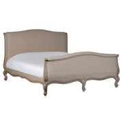 Bézs színű szövettel kárpitozott kézműves franciaágy.