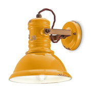 Vintage sárga színű ipari falilámpa.