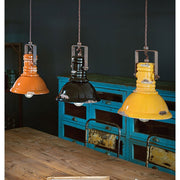 Vintage narancssárga, fekete és sárga színű ipari lámpa.