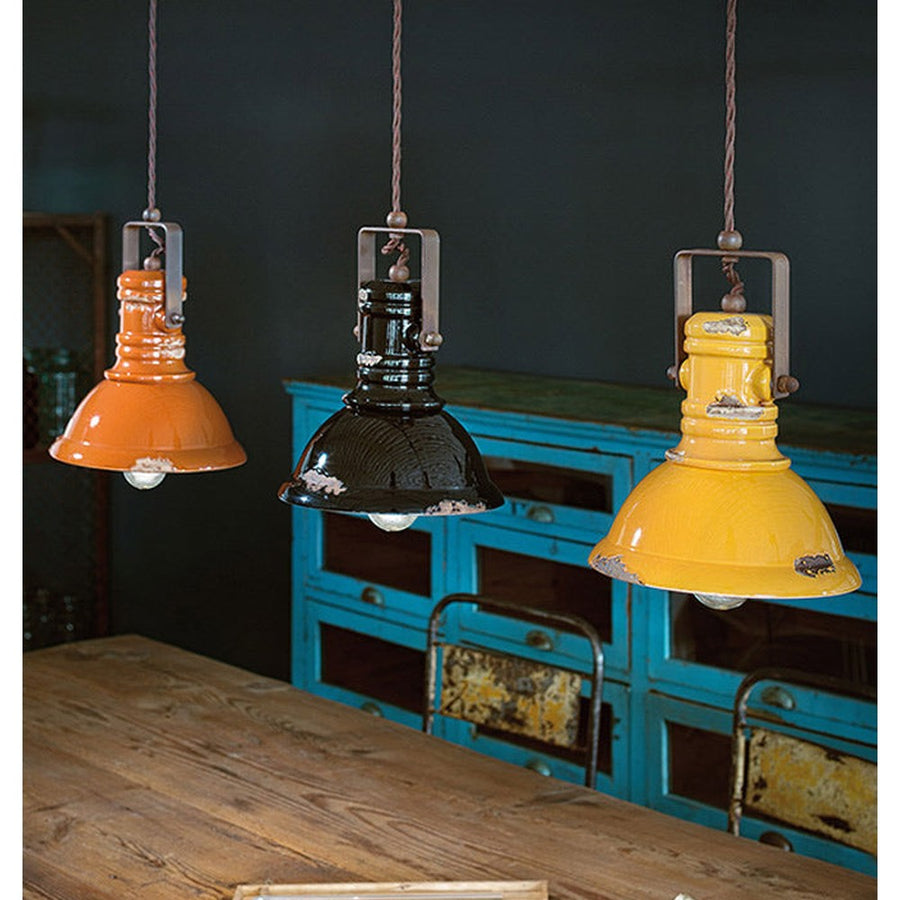 Vintage narancssárga, fekete és sárga színű ipari lámpa.