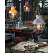 Ipari lámpák étteremben.