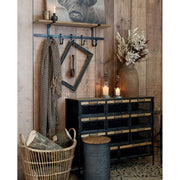 Fekete színű vasból és natúr színű fenyőfából készült 11 fiókos komód.