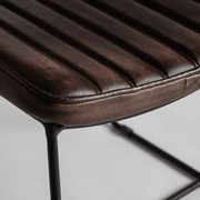 Finom textúrájú, csatornavarrásos valódi bőr kárpit részlet.