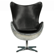 A fotel elölnézetből, kiemelve az ikonikus tojásformát és a mélyfekete bőr felületet.