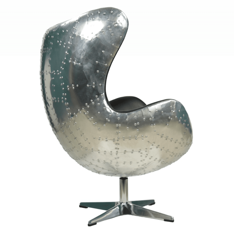 A hátoldal alumínium lemezes burkolata repülőgéptörzset idéző szegecseléssel.