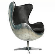 Jacobsen Aero forgó fotel fekete bőrkárpittal és alumínium borítással, oldalnézetből.