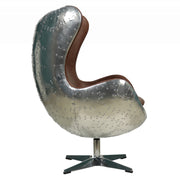 A fotel oldalnézetből, jól látható az ergonomikus forma és a fémes külső.