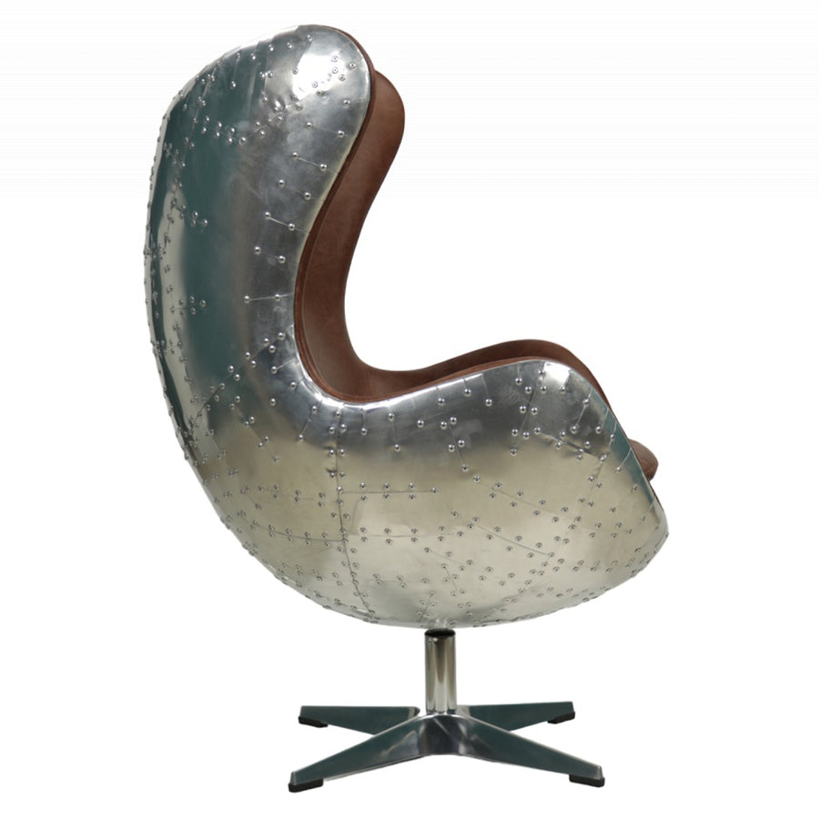 A fotel oldalnézetből, jól látható az ergonomikus forma és a fémes külső.