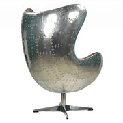 A Jacobsen Aero fotel hátnézetből, domináns alumínium borítással és ipari részletekkel.