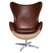 Elölnézetből készült kép a Jacobsen L'Élégant forgó tojásfotelről, szivarbarna bőrrel és zsákvászonnal kárpitozva.