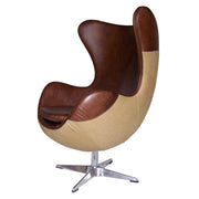 A szivarbarna bőr részletei elölről, a kézzel varrott ülőpárnával.