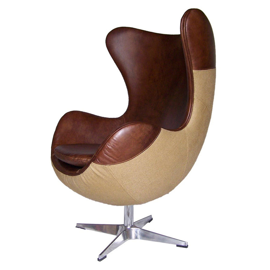 A szivarbarna bőr részletei elölről, a kézzel varrott ülőpárnával.